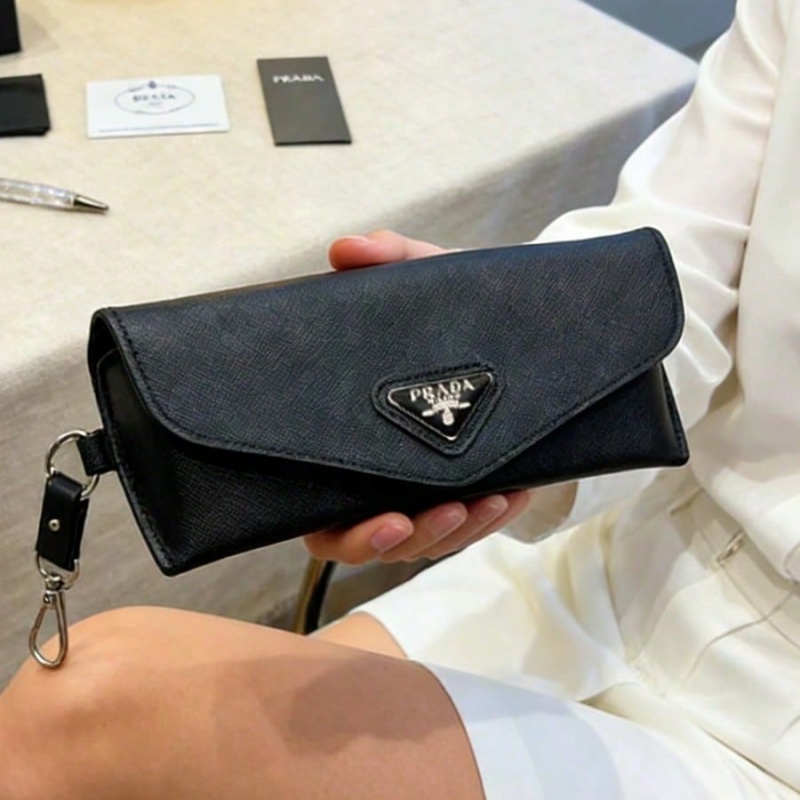 프라다 블랙 가죽 안경 케이스 고급 삼각형 금속 로고  - Women Bags Prada 리뷰 및 가격